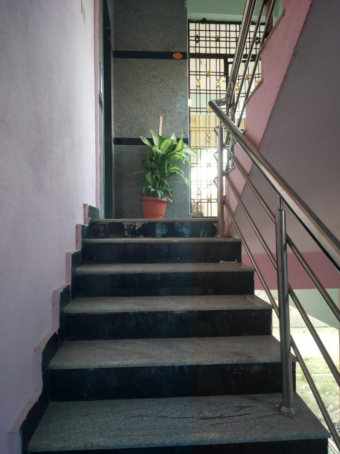 Sls Homestay - Luxury Ac Service Apartments 1Bhk, 2Bhk, 3Bhk - Direct Flyover To Alipiri Tirumala Gate - Walk To Ps4 Pure Veg Restaurants, Supermarkets - Near To National Highway & Padmavathi Amma Temple - Modular Kitchen, Living Room -Free Superfast Tirupati Luaran gambar