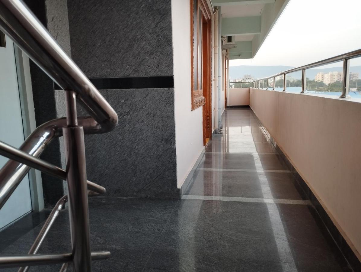 Sls Homestay - Luxury Ac Service Apartments 1Bhk, 2Bhk, 3Bhk - Direct Flyover To Alipiri Tirumala Gate - Walk To Ps4 Pure Veg Restaurants, Supermarkets - Near To National Highway & Padmavathi Amma Temple - Modular Kitchen, Living Room -Free Superfast Tirupati Luaran gambar